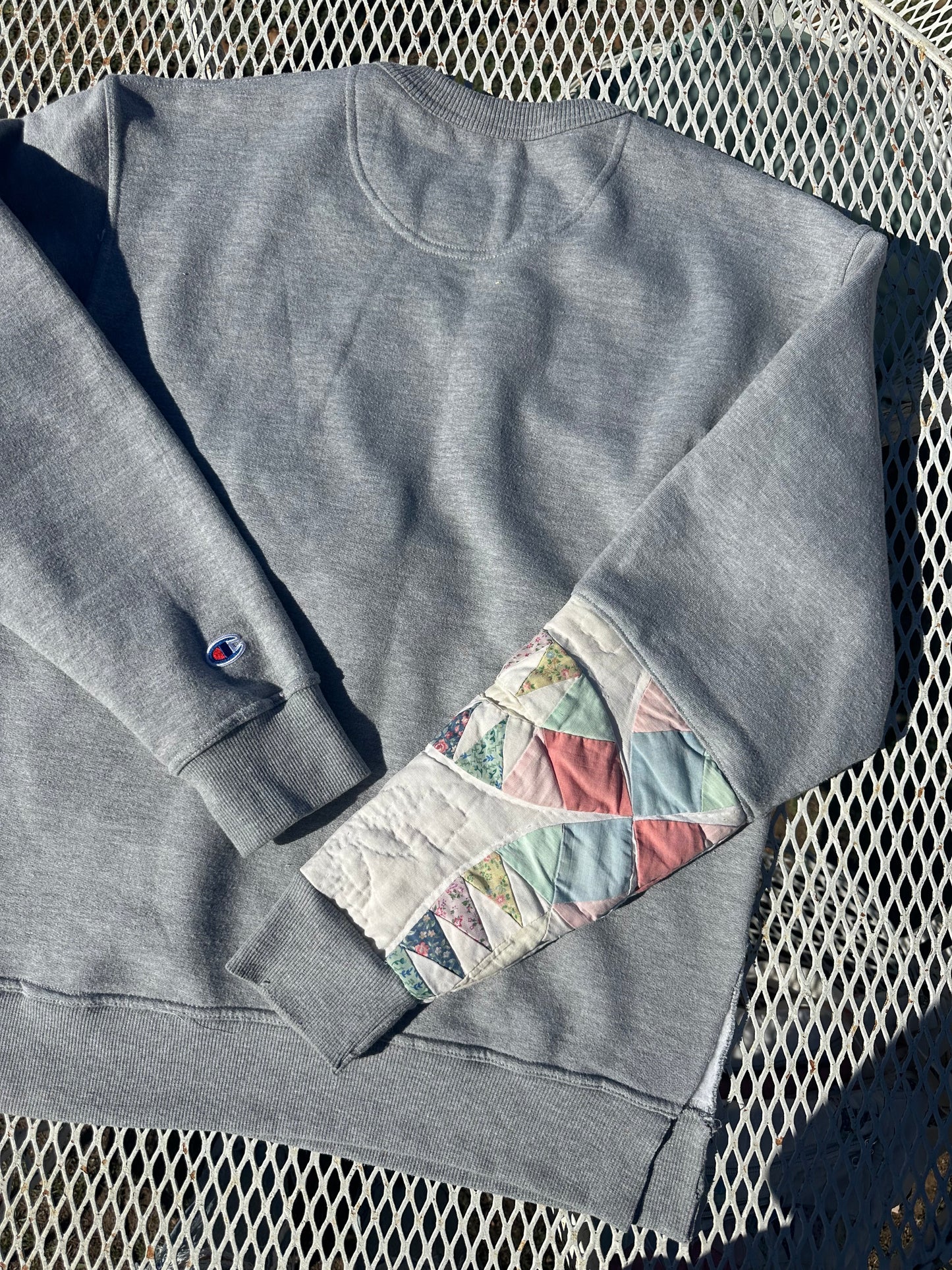 Quilted Daisy Champion crew neck (M)
