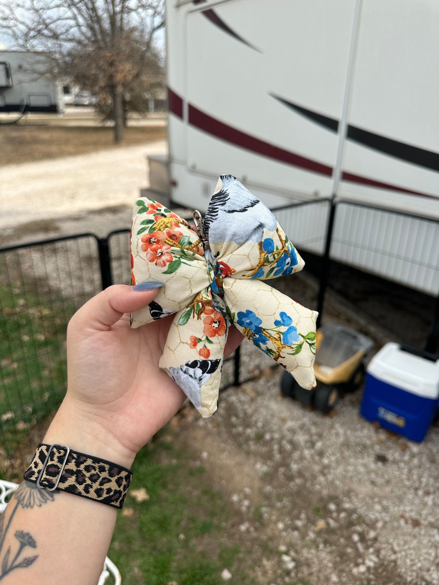 CHICKEN BOW KEYCHAIN