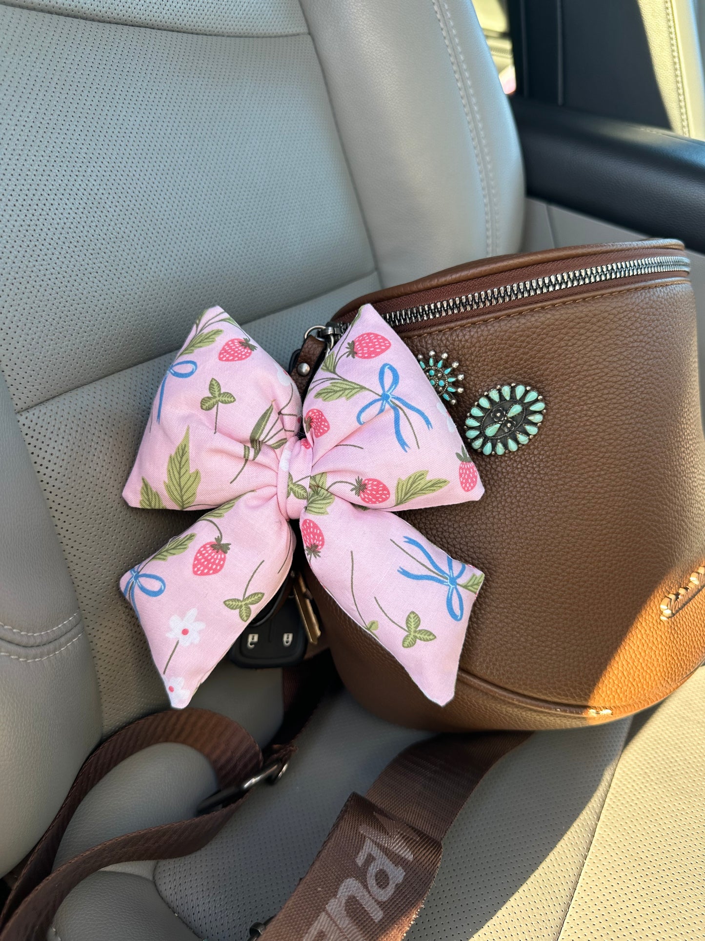 STRAWBERRY BOW KEYCHAIN