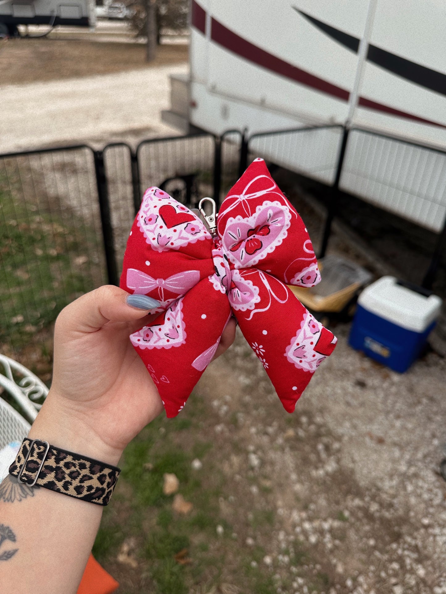 HEART EYES FOR YOU BOW KEYCHAIN