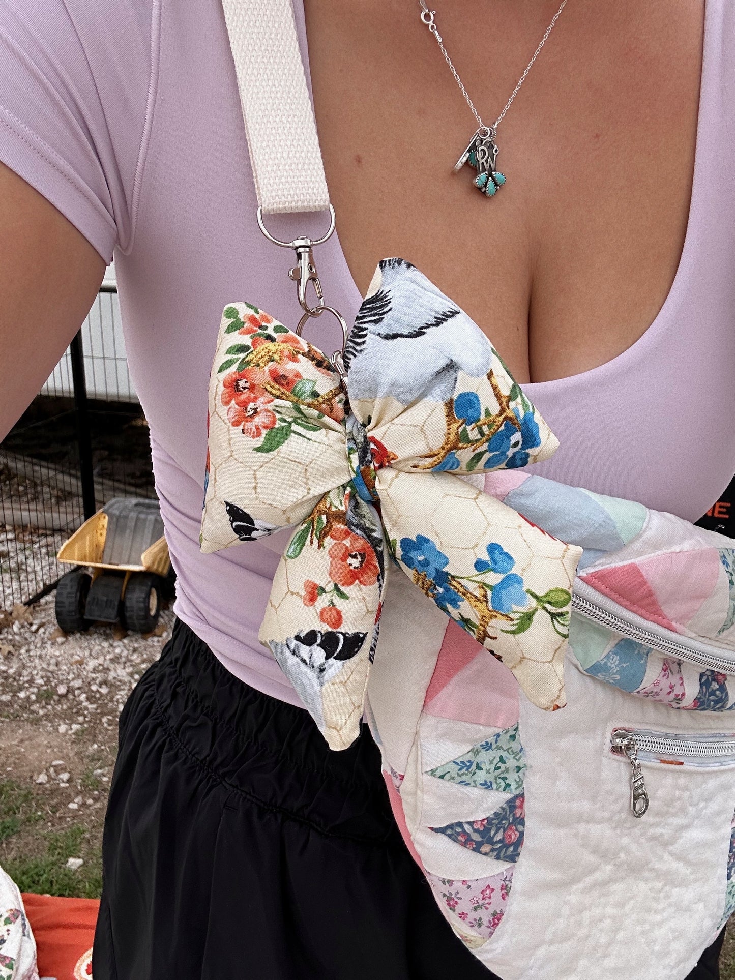 CHICKEN BOW KEYCHAIN