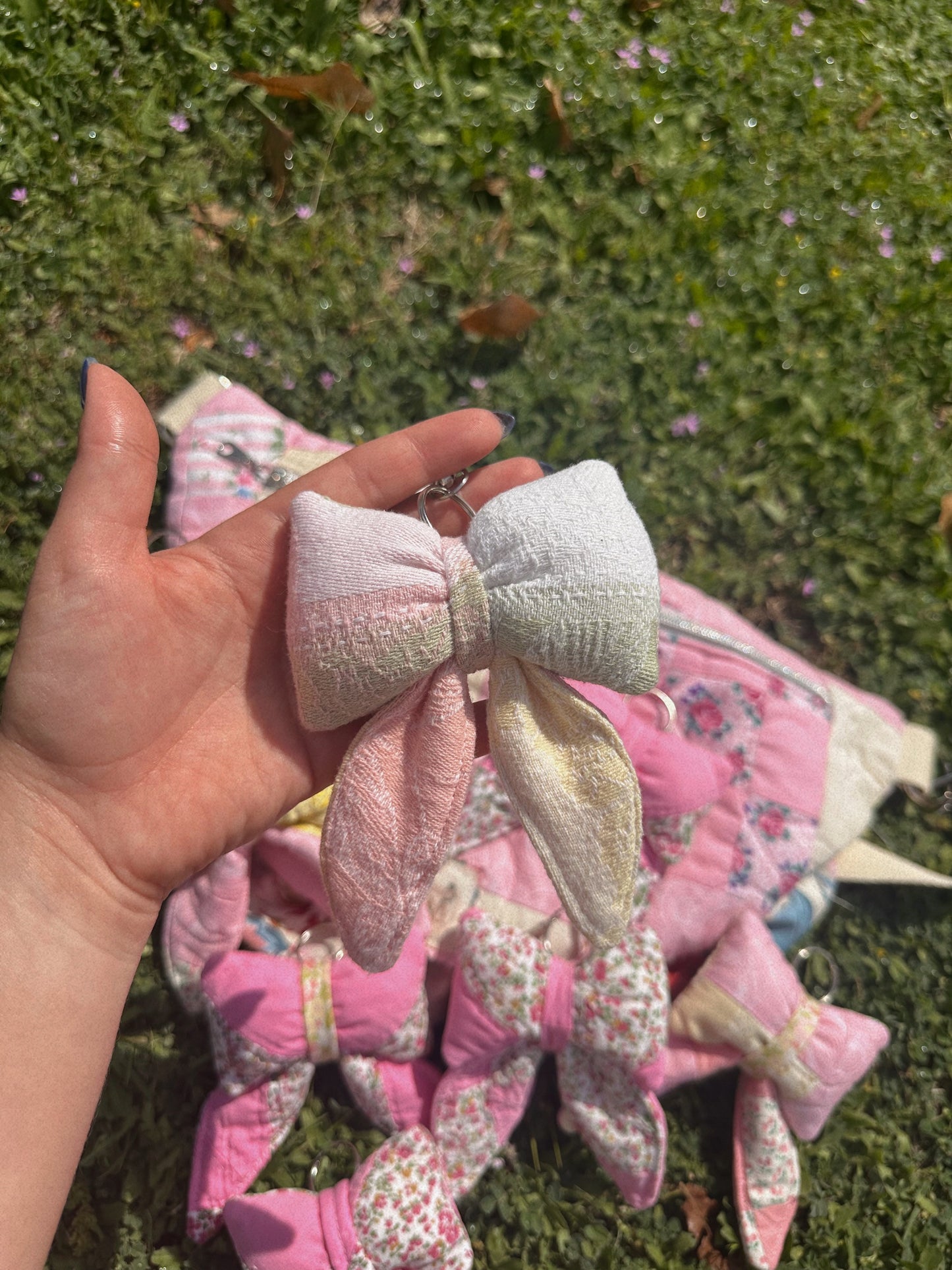 BEACHY BOW CHARM