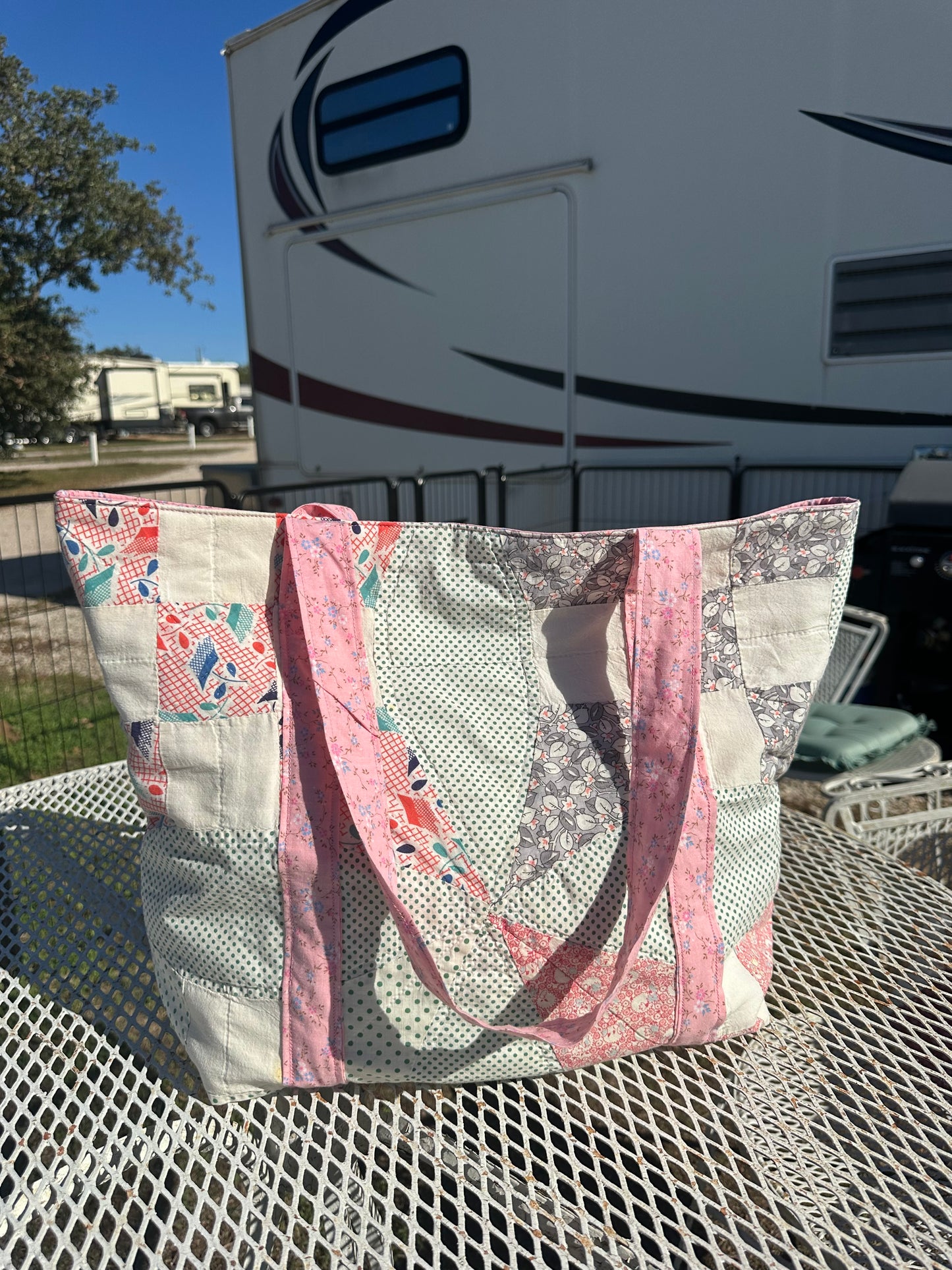 LIGHT PINK WIVES EVERYTHING TOTE