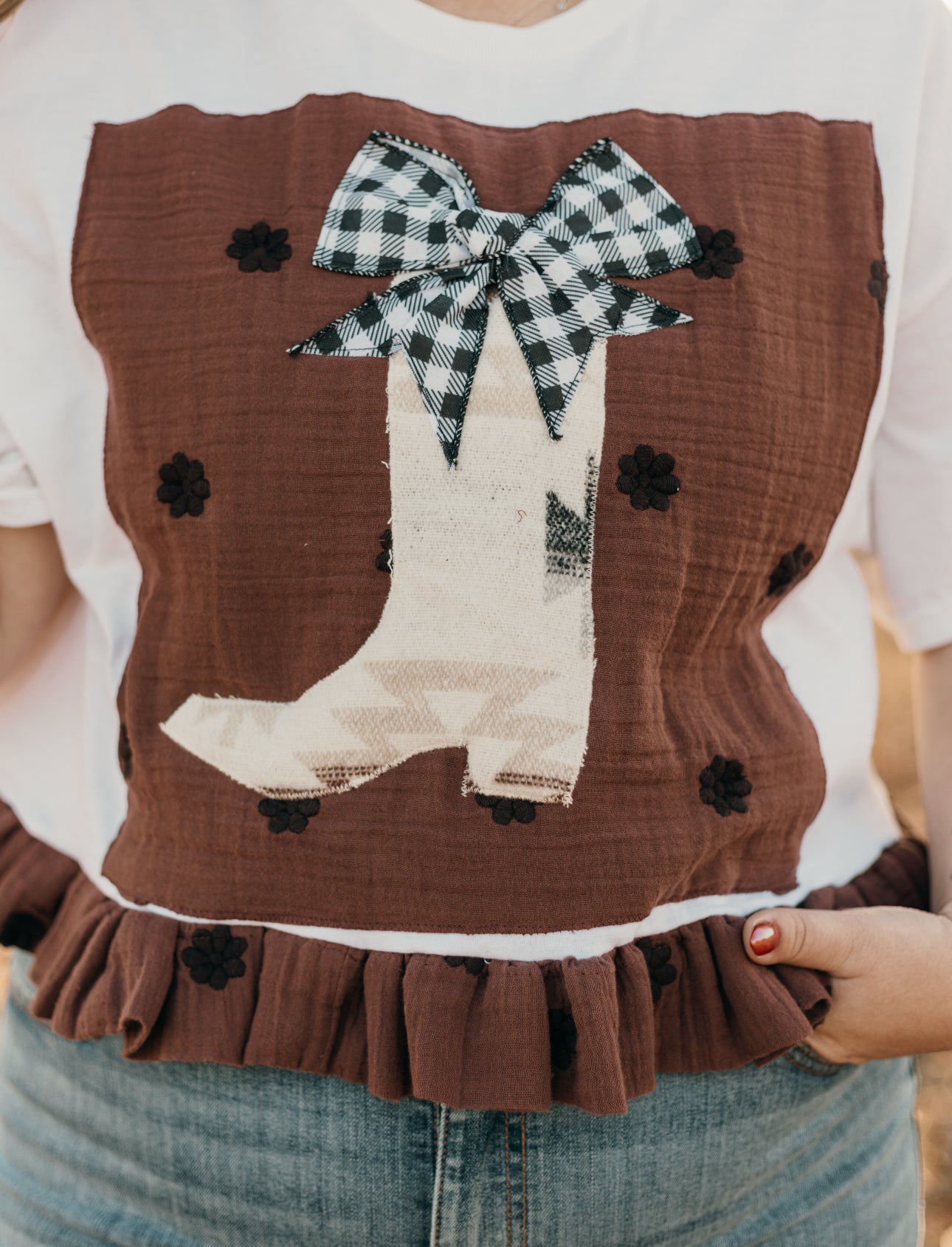 BOW BOOTS RUFFLE TEE