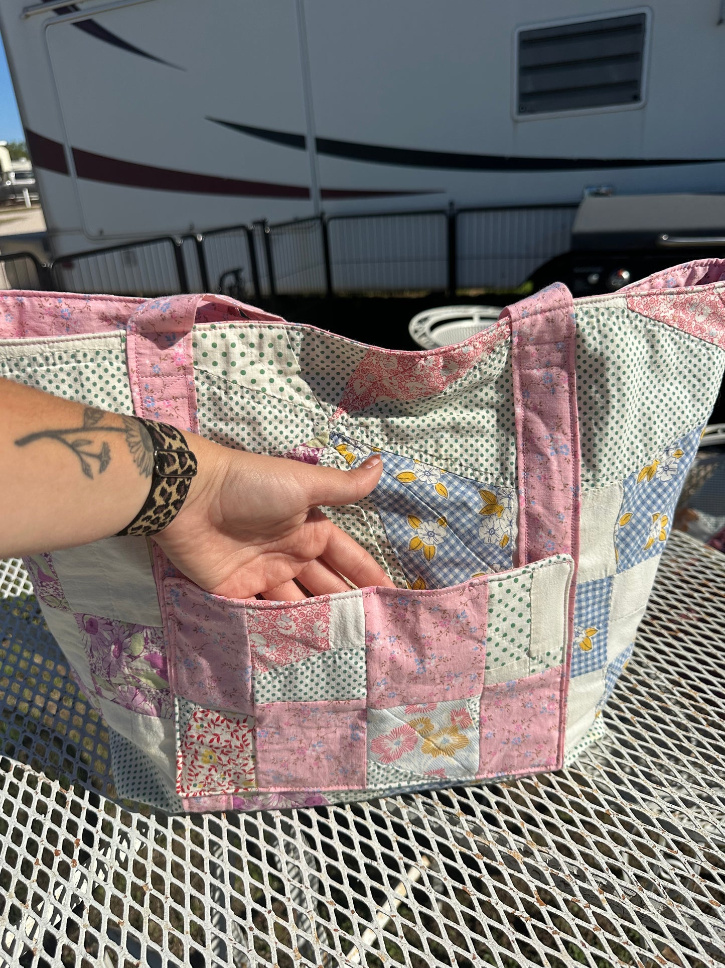 LIGHT PINK WIVES EVERYTHING TOTE