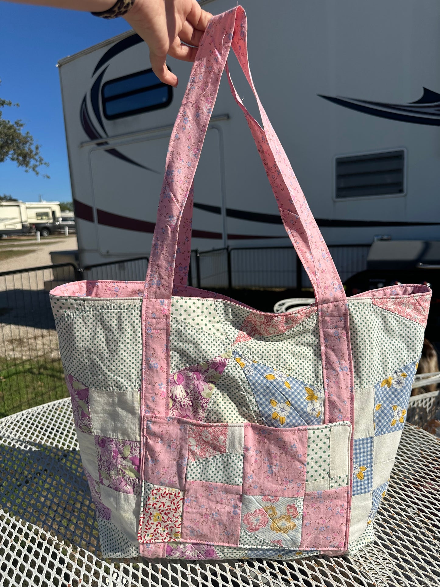 LIGHT PINK WIVES EVERYTHING TOTE