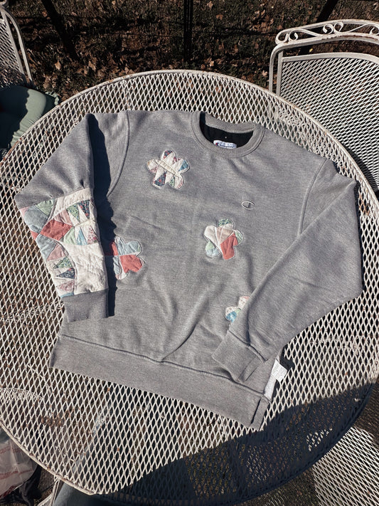 Quilted Daisy Champion crew neck (M)