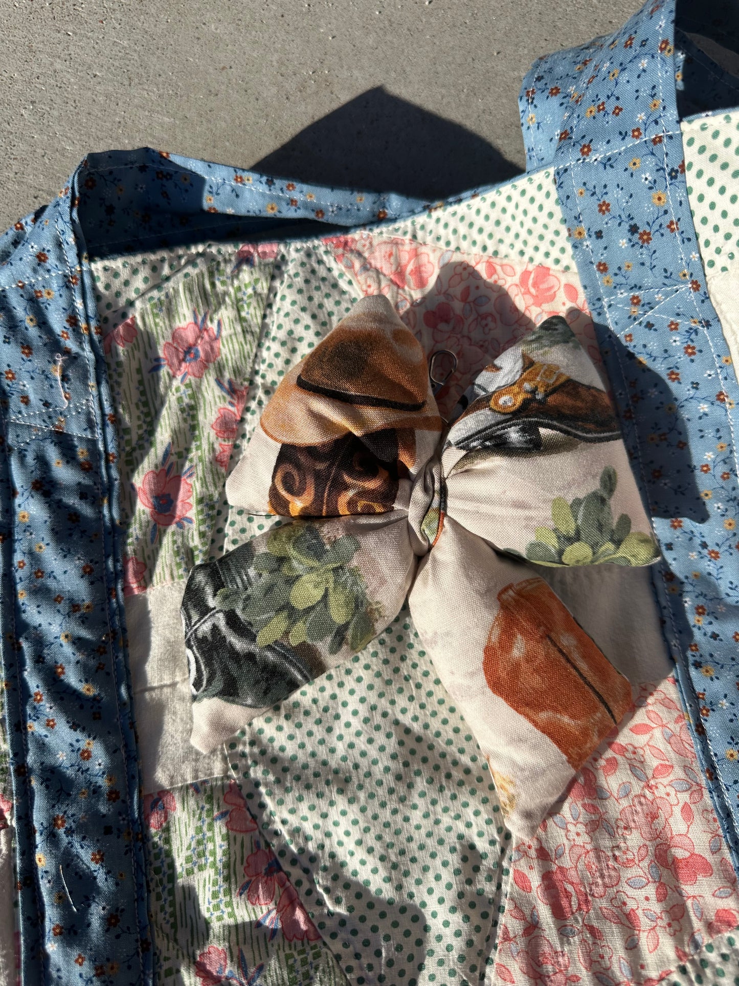 BOOTS AND BOWS KEYCHAIN