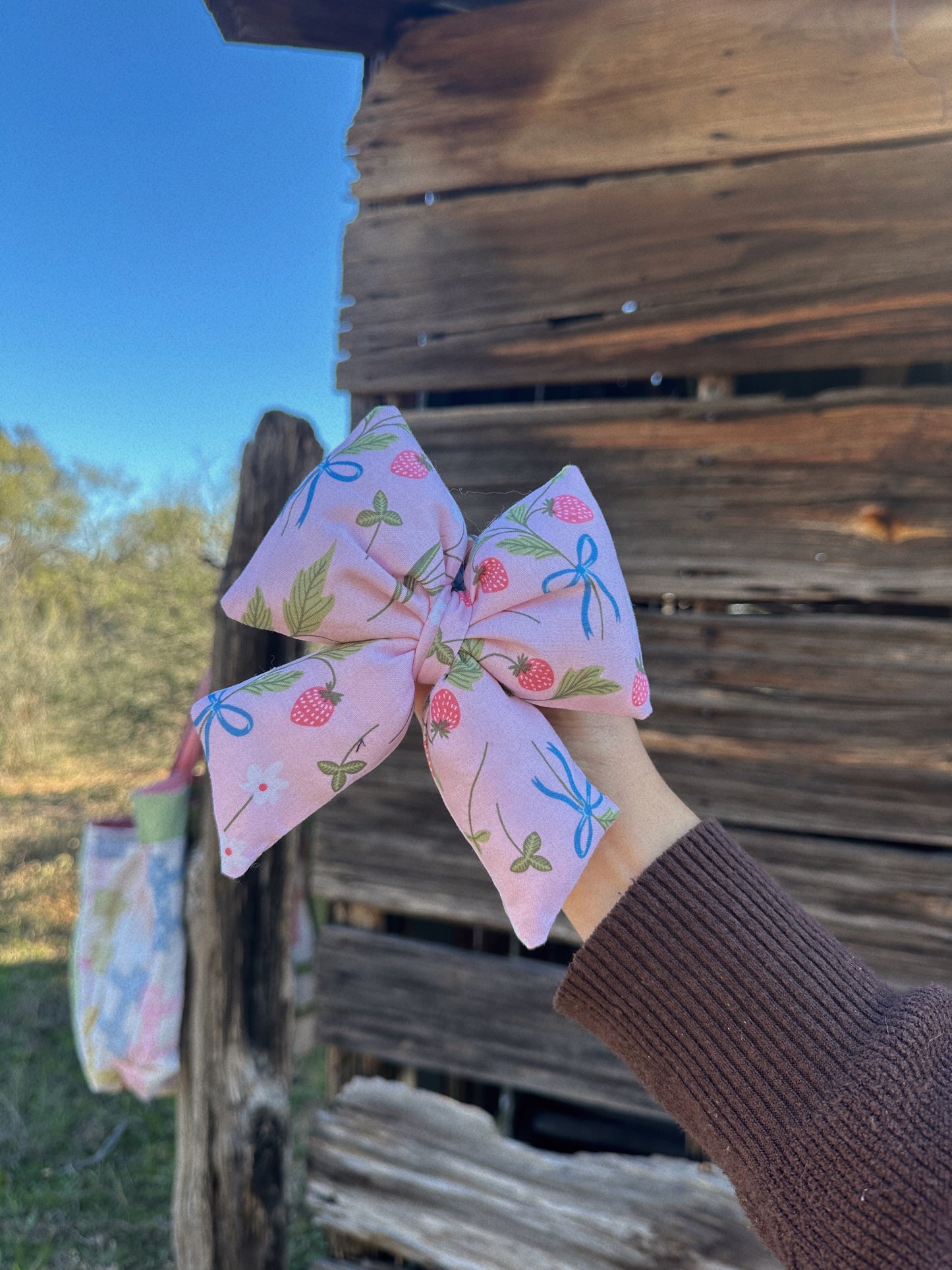 STRAWBERRY BOW KEYCHAIN